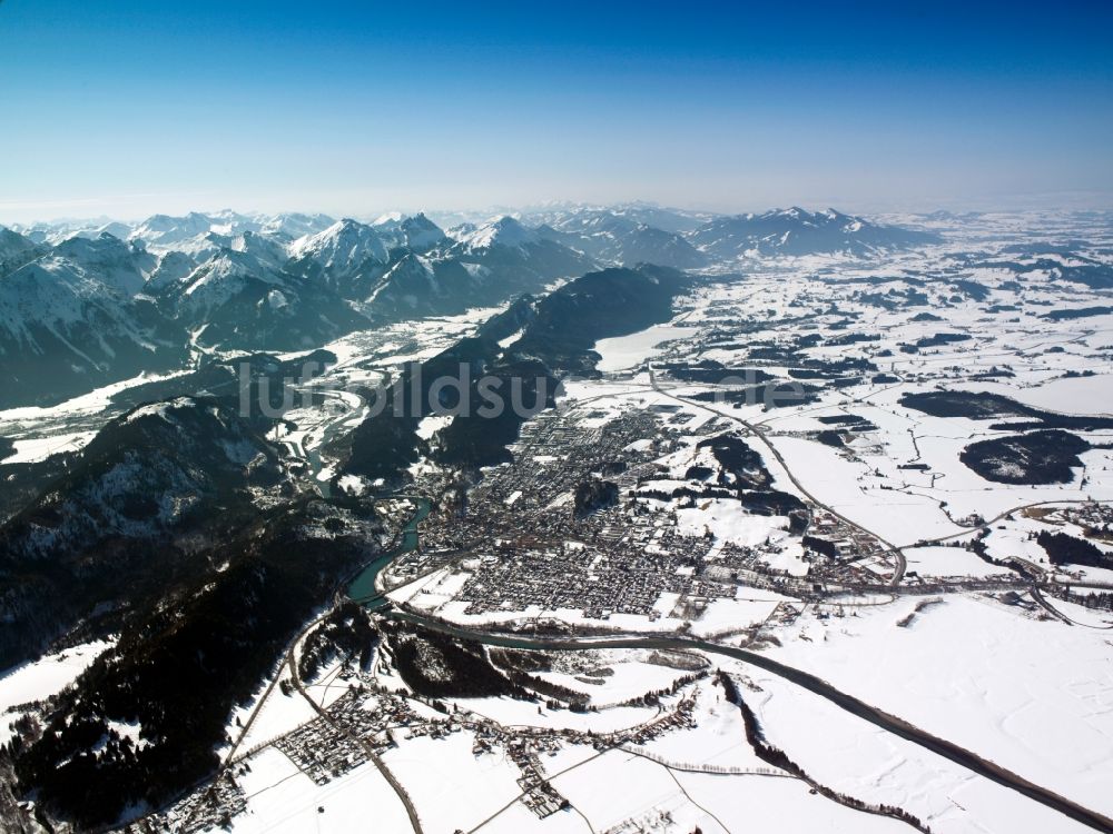 Luftaufnahme Füssen - Die verschneite Stadt Füssen im Allgäu im Bundesland Bayern