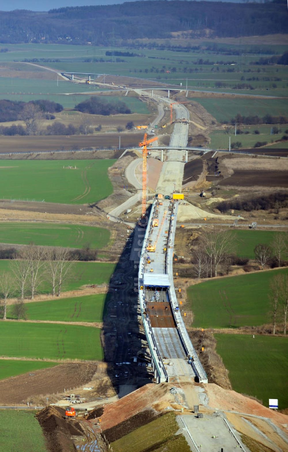 Buttstädt aus der Vogelperspektive: Die Vorschub- Bauarbeiten an der Gänsebachtalbrücke bei Buttstädt in Thüringen