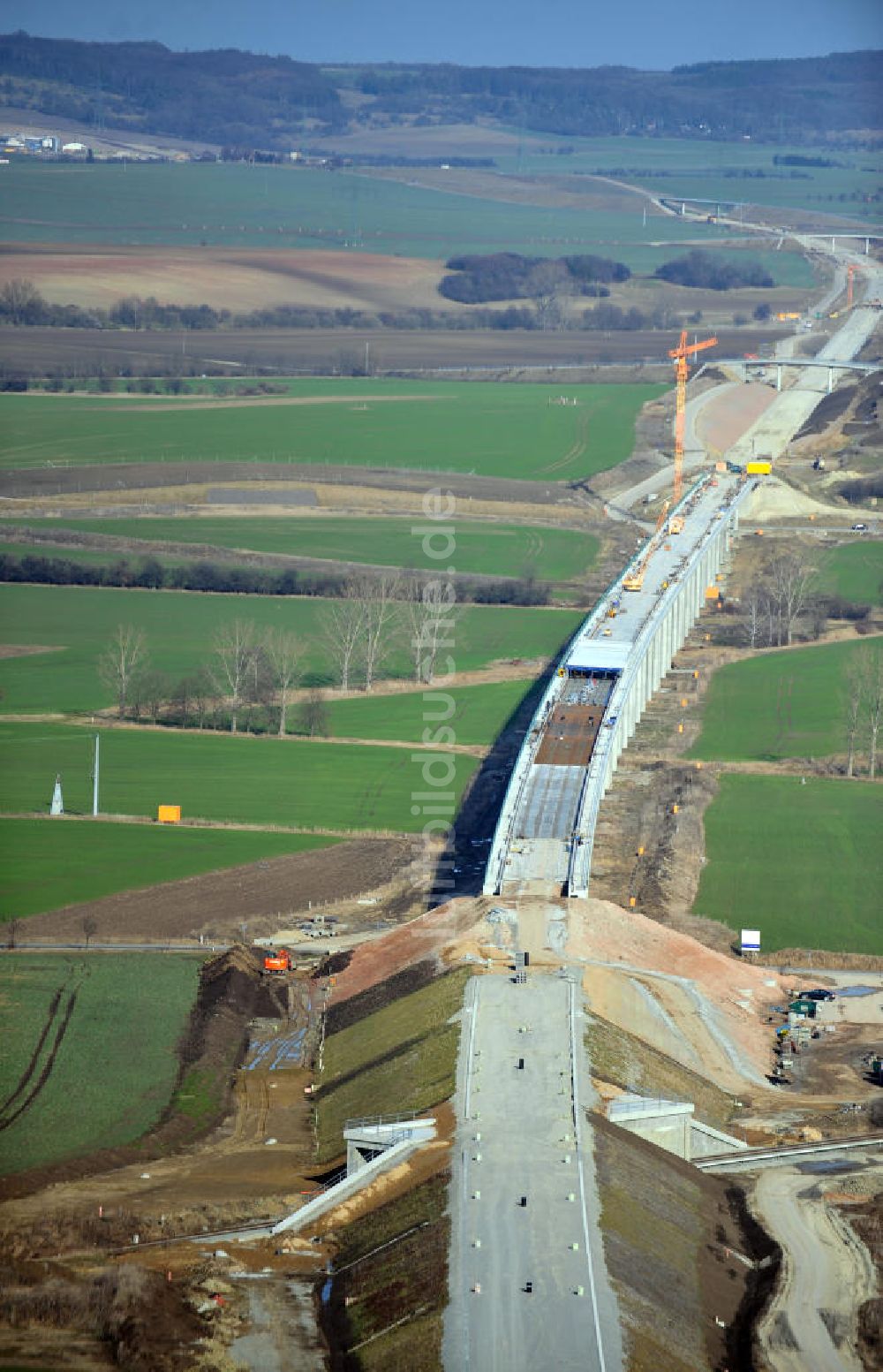 Luftbild Buttstädt - Die Vorschub- Bauarbeiten an der Gänsebachtalbrücke bei Buttstädt in Thüringen