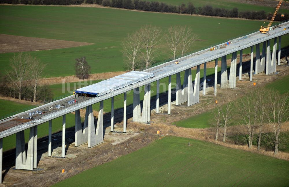 Buttstädt von oben - Die Vorschub- Bauarbeiten an der Gänsebachtalbrücke bei Buttstädt in Thüringen