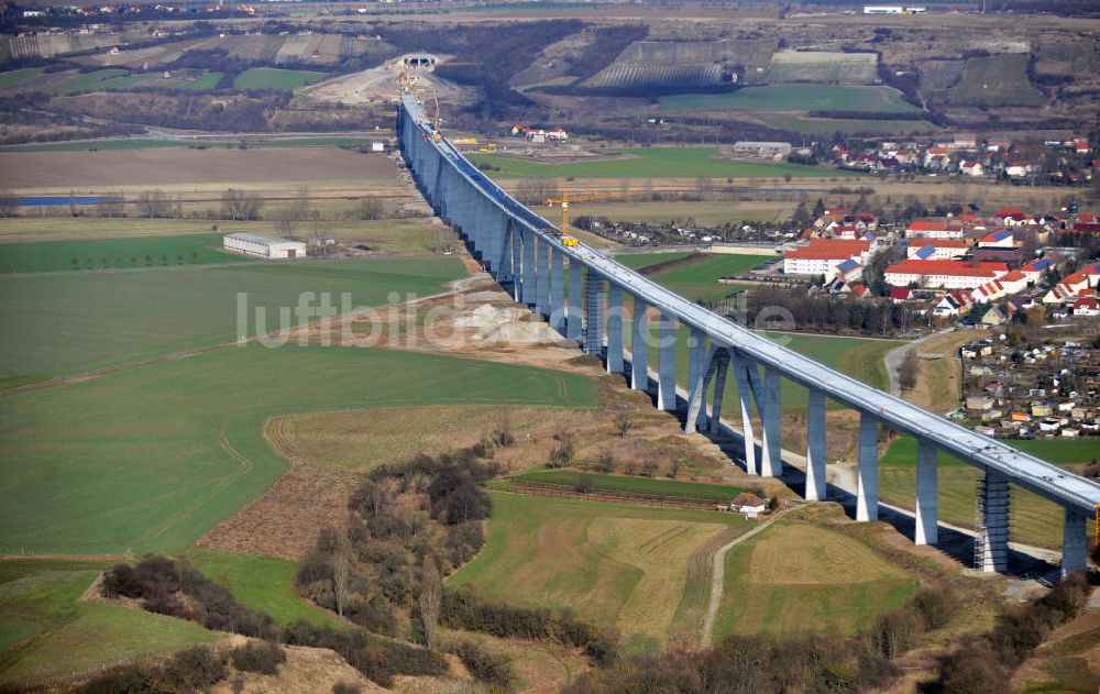 Karsdorf von oben - Die Vorschub- Bauarbeiten an der Unstruttalbrücke bei Karsdorf in Sachsen-Anhalt