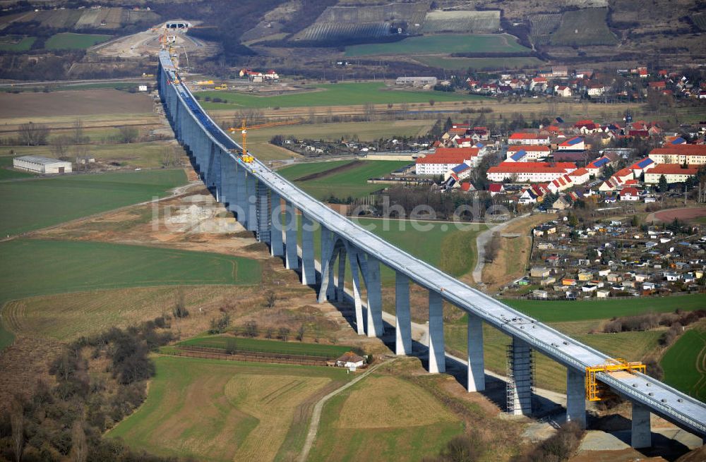 Karsdorf aus der Vogelperspektive: Die Vorschub- Bauarbeiten an der Unstruttalbrücke bei Karsdorf in Sachsen-Anhalt