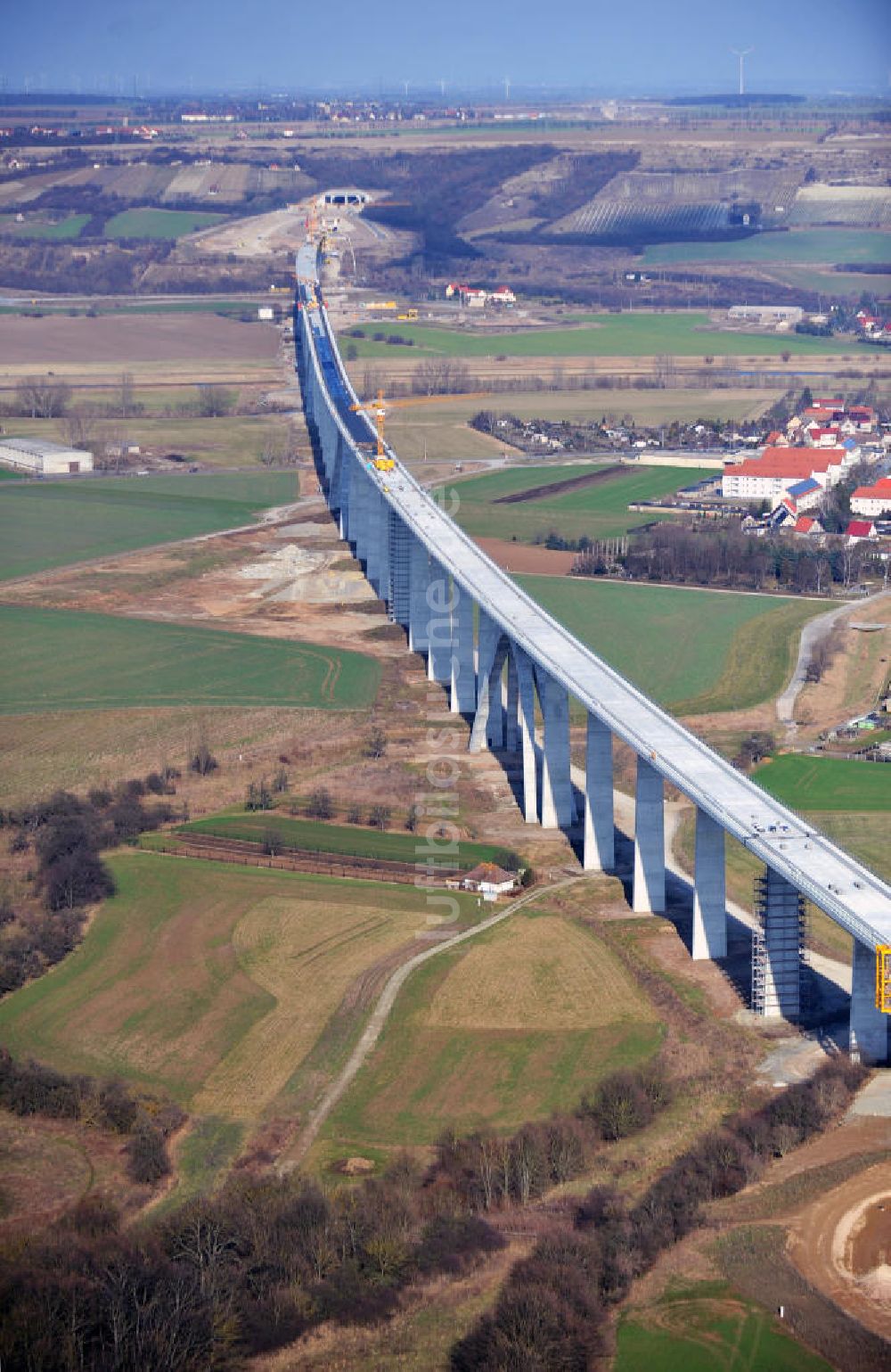 Luftbild Karsdorf - Die Vorschub- Bauarbeiten an der Unstruttalbrücke bei Karsdorf in Sachsen-Anhalt