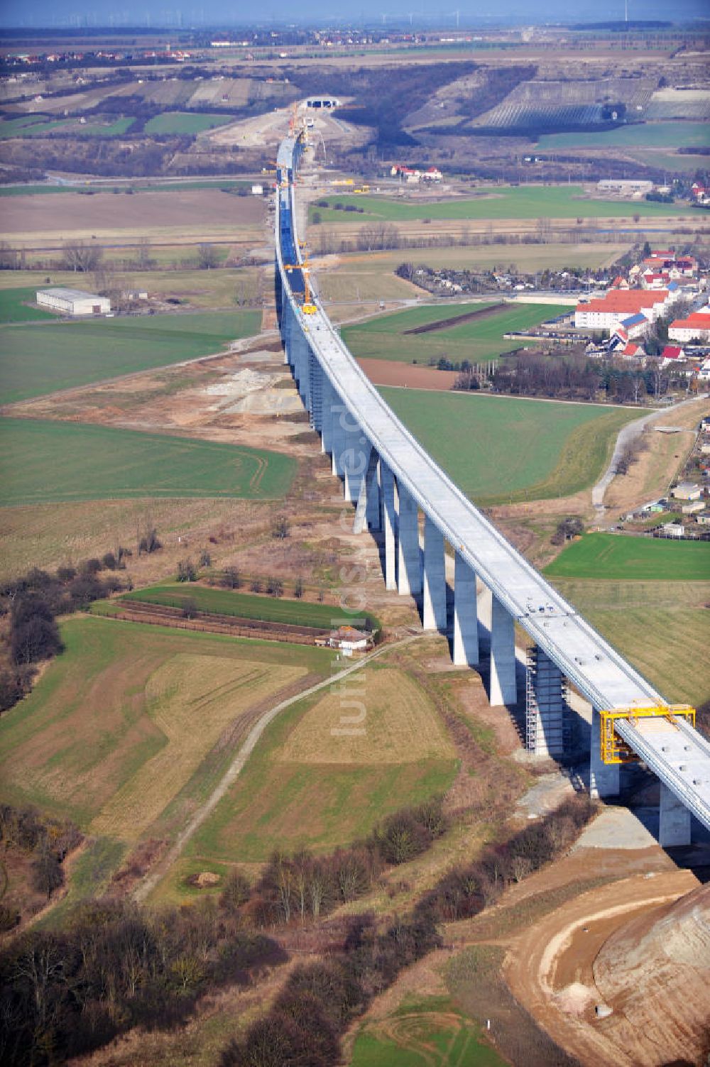 Luftaufnahme Karsdorf - Die Vorschub- Bauarbeiten an der Unstruttalbrücke bei Karsdorf in Sachsen-Anhalt