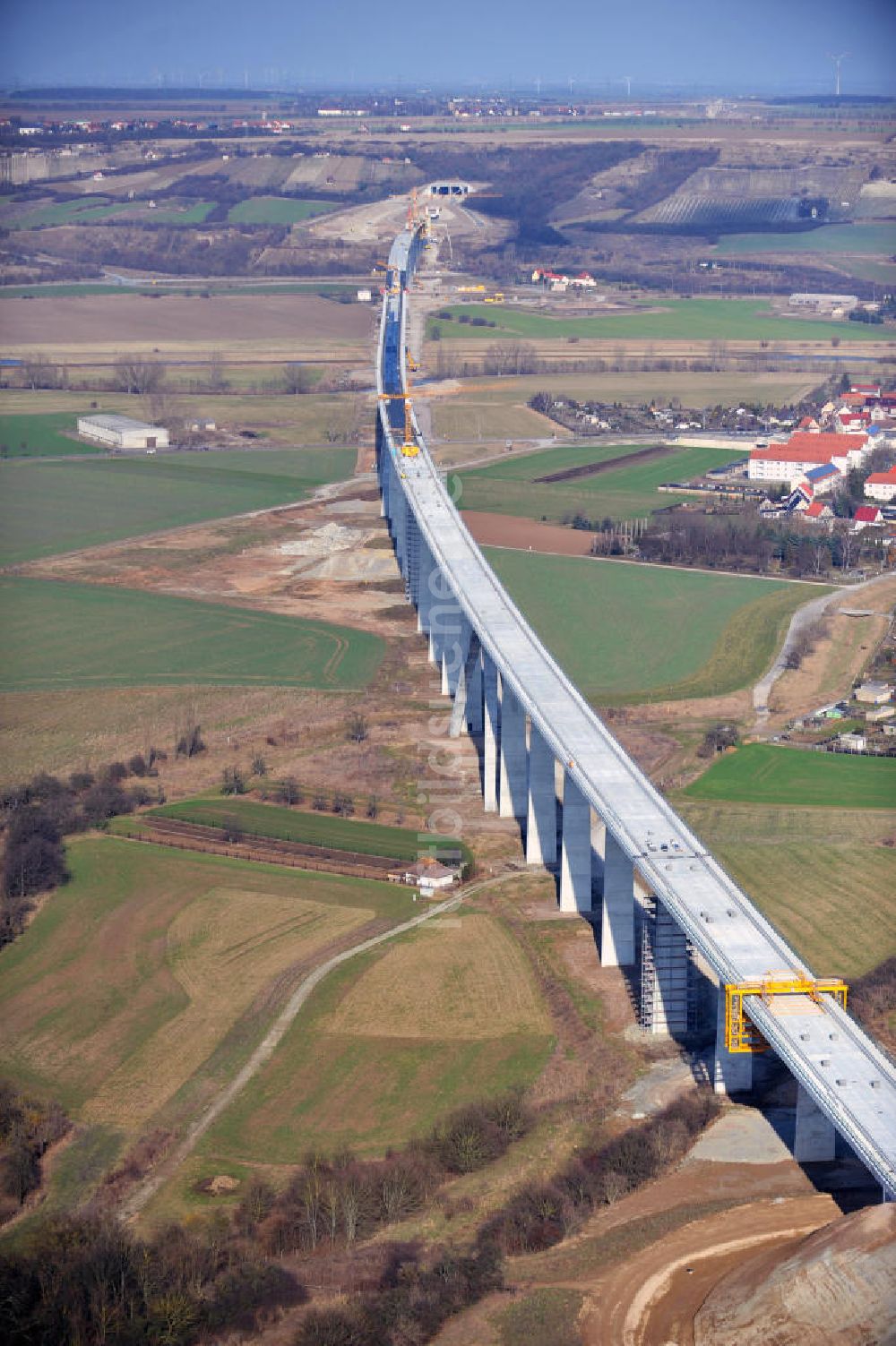 Karsdorf von oben - Die Vorschub- Bauarbeiten an der Unstruttalbrücke bei Karsdorf in Sachsen-Anhalt