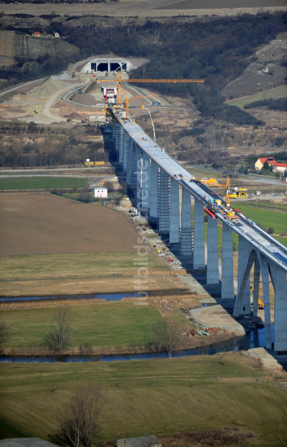 Karsdorf aus der Vogelperspektive: Die Vorschub- Bauarbeiten an der Unstruttalbrücke bei Karsdorf in Sachsen-Anhalt