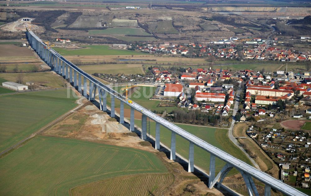 Karsdorf von oben - Die Vorschub- Bauarbeiten an der Unstruttalbrücke bei Karsdorf in Sachsen-Anhalt