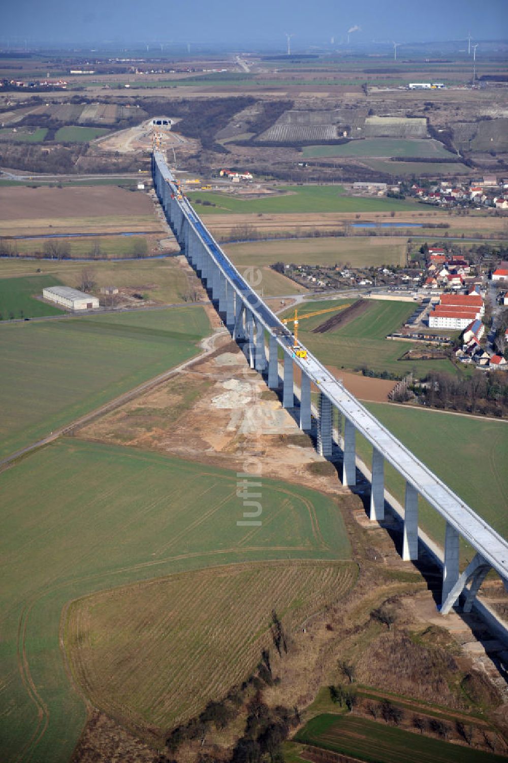 Karsdorf aus der Vogelperspektive: Die Vorschub- Bauarbeiten an der Unstruttalbrücke bei Karsdorf in Sachsen-Anhalt