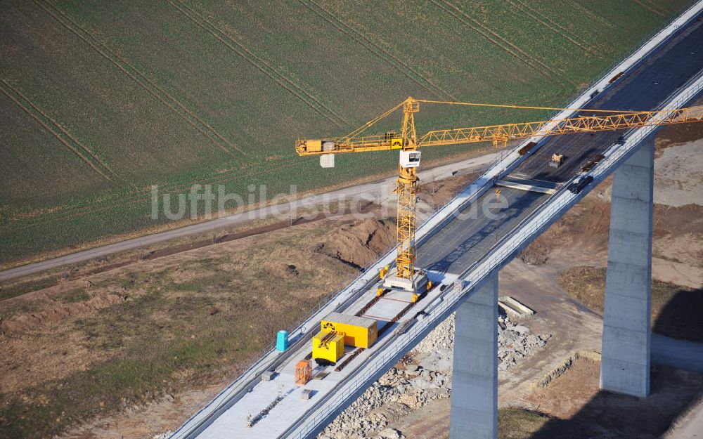 Luftbild Karsdorf - Die Vorschub- Bauarbeiten an der Unstruttalbrücke bei Karsdorf in Sachsen-Anhalt