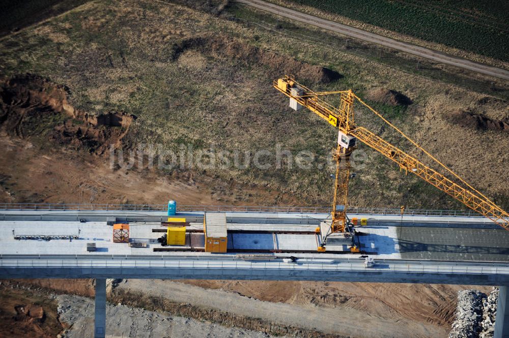 Karsdorf von oben - Die Vorschub- Bauarbeiten an der Unstruttalbrücke bei Karsdorf in Sachsen-Anhalt