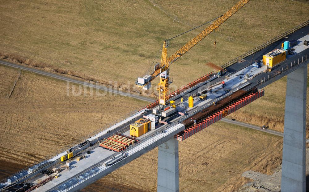 Luftbild Karsdorf - Die Vorschub- Bauarbeiten an der Unstruttalbrücke bei Karsdorf in Sachsen-Anhalt