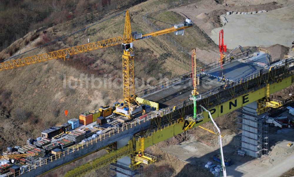 Karsdorf von oben - Die Vorschub- Bauarbeiten an der Unstruttalbrücke bei Karsdorf in Sachsen-Anhalt