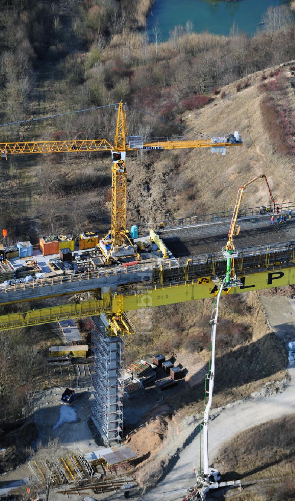 Karsdorf aus der Vogelperspektive: Die Vorschub- Bauarbeiten an der Unstruttalbrücke bei Karsdorf in Sachsen-Anhalt