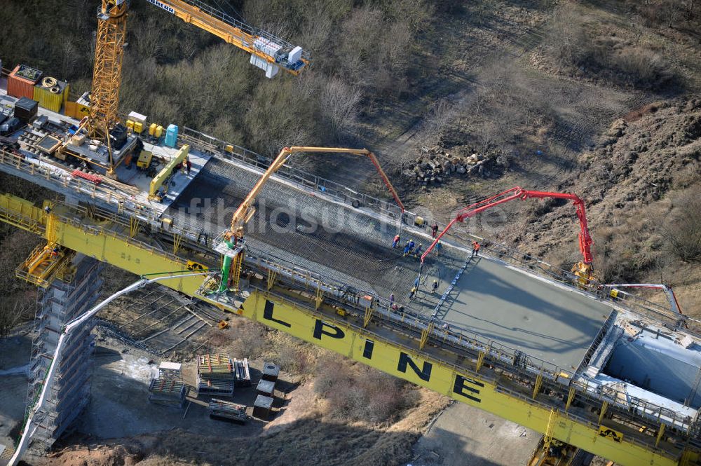 Luftbild Karsdorf - Die Vorschub- Bauarbeiten an der Unstruttalbrücke bei Karsdorf in Sachsen-Anhalt