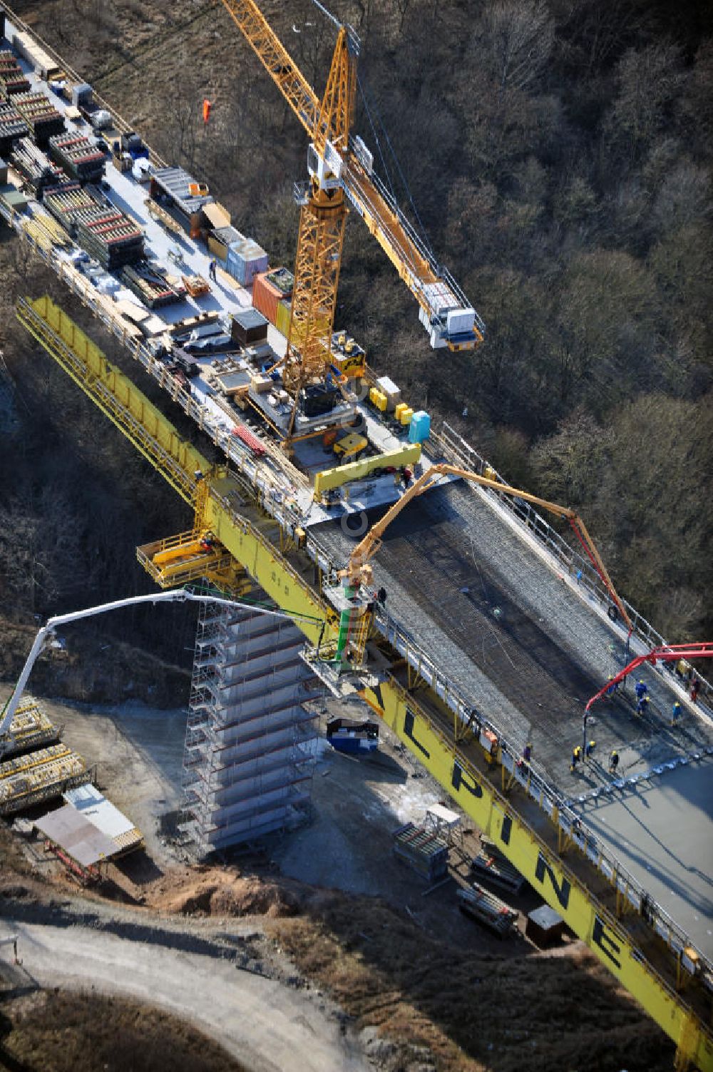 Karsdorf von oben - Die Vorschub- Bauarbeiten an der Unstruttalbrücke bei Karsdorf in Sachsen-Anhalt