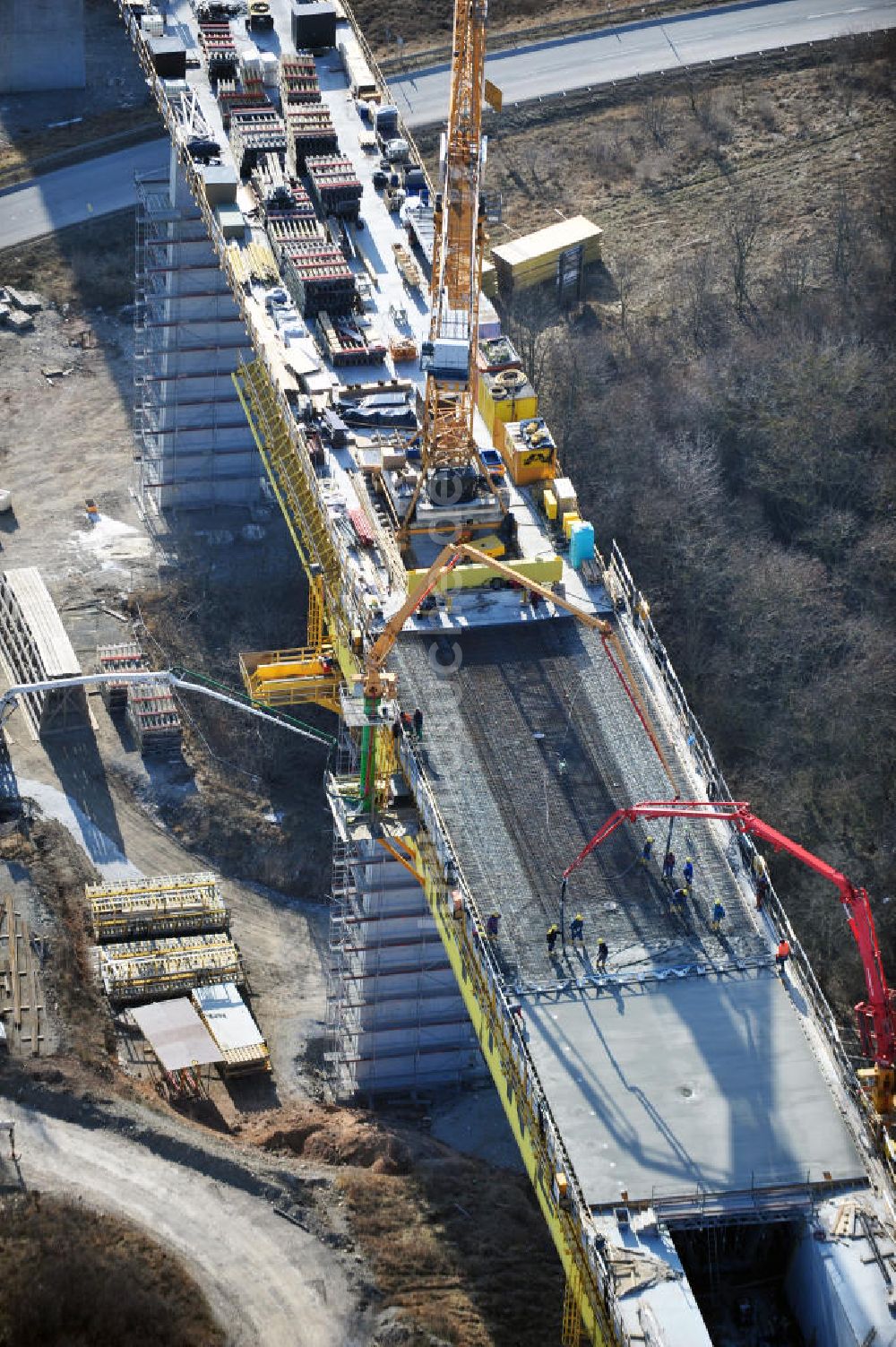 Karsdorf aus der Vogelperspektive: Die Vorschub- Bauarbeiten an der Unstruttalbrücke bei Karsdorf in Sachsen-Anhalt