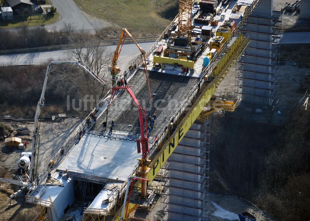 Karsdorf von oben - Die Vorschub- Bauarbeiten an der Unstruttalbrücke bei Karsdorf in Sachsen-Anhalt