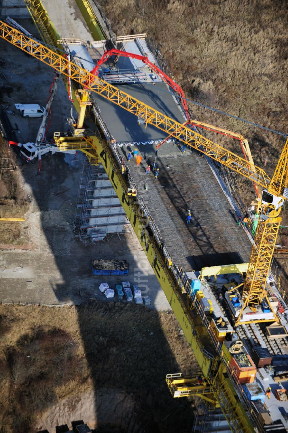 Luftbild Karsdorf - Die Vorschub- Bauarbeiten an der Unstruttalbrücke bei Karsdorf in Sachsen-Anhalt