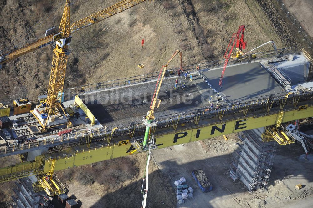 Luftbild Karsdorf - Die Vorschub- Bauarbeiten an der Unstruttalbrücke bei Karsdorf in Sachsen-Anhalt