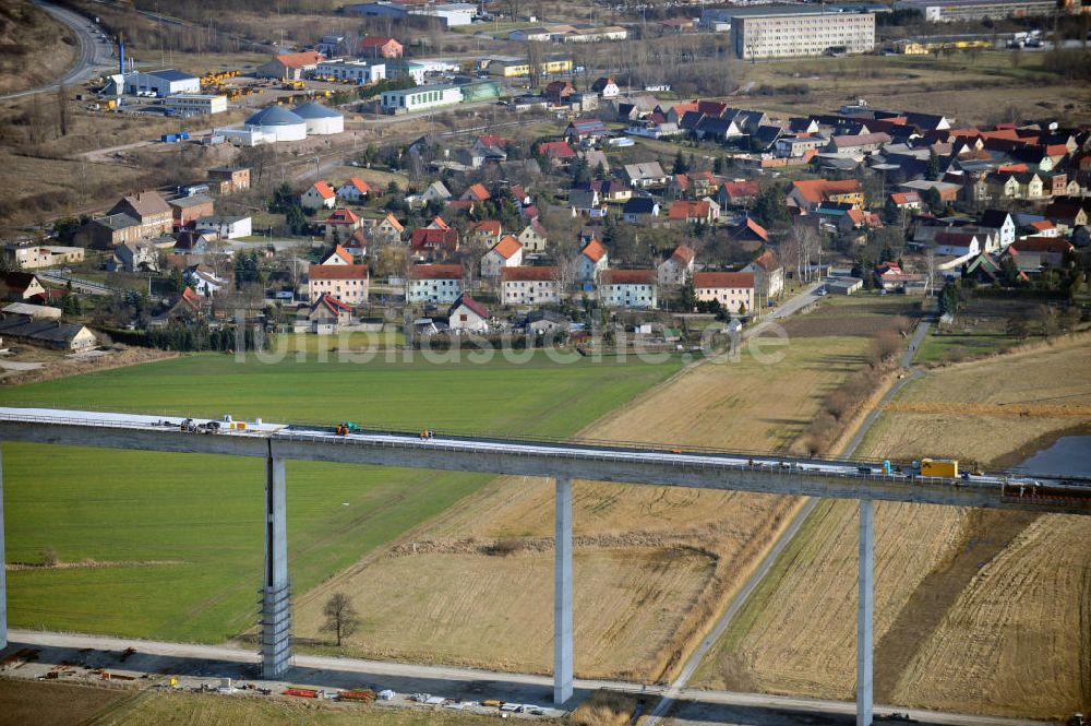 Karsdorf von oben - Die Vorschub- Bauarbeiten an der Unstruttalbrücke bei Karsdorf in Sachsen-Anhalt