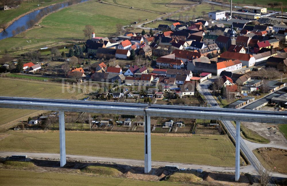 Luftbild Karsdorf - Die Vorschub- Bauarbeiten an der Unstruttalbrücke bei Karsdorf in Sachsen-Anhalt