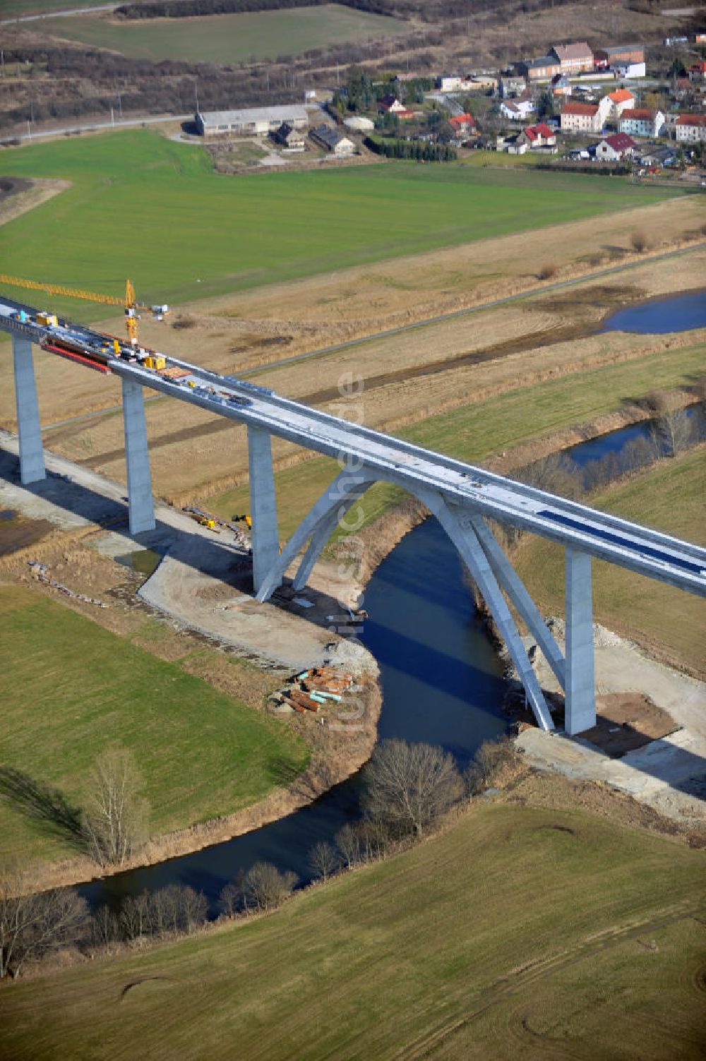 Karsdorf von oben - Die Vorschub- Bauarbeiten an der Unstruttalbrücke bei Karsdorf in Sachsen-Anhalt