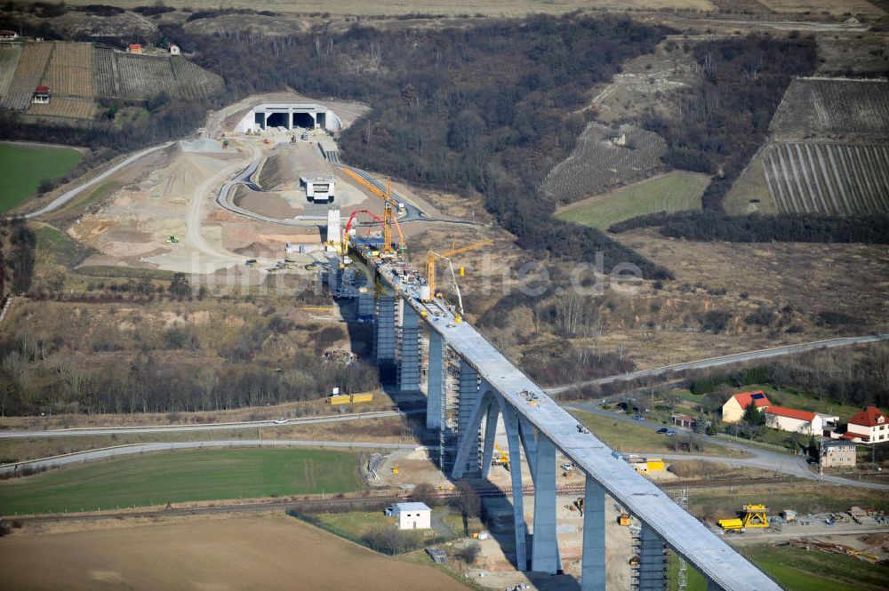 Karsdorf aus der Vogelperspektive: Die Vorschub- Bauarbeiten an der Unstruttalbrücke bei Karsdorf in Sachsen-Anhalt