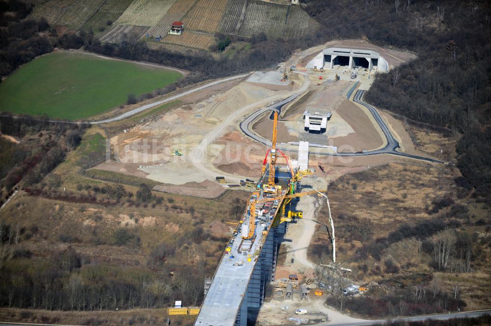 Luftaufnahme Karsdorf - Die Vorschub- Bauarbeiten an der Unstruttalbrücke bei Karsdorf in Sachsen-Anhalt