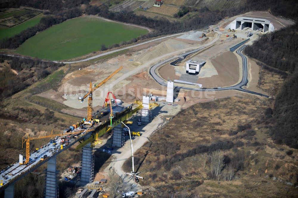 Karsdorf von oben - Die Vorschub- Bauarbeiten an der Unstruttalbrücke bei Karsdorf in Sachsen-Anhalt