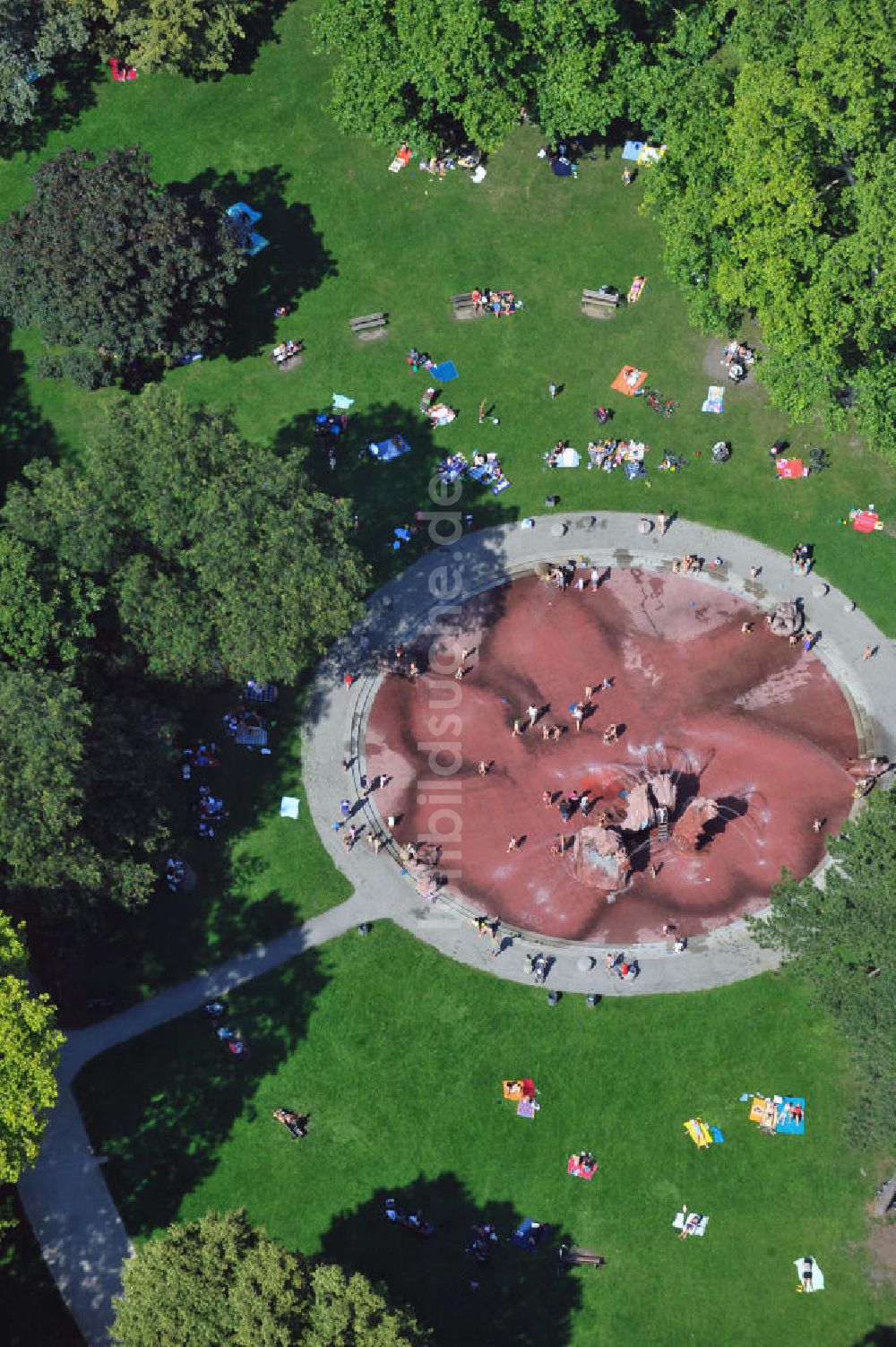 Luftaufnahme Frankfurt am Main - Die Wasserspielanlage im Güntersburgpark von Frankfurt am Main