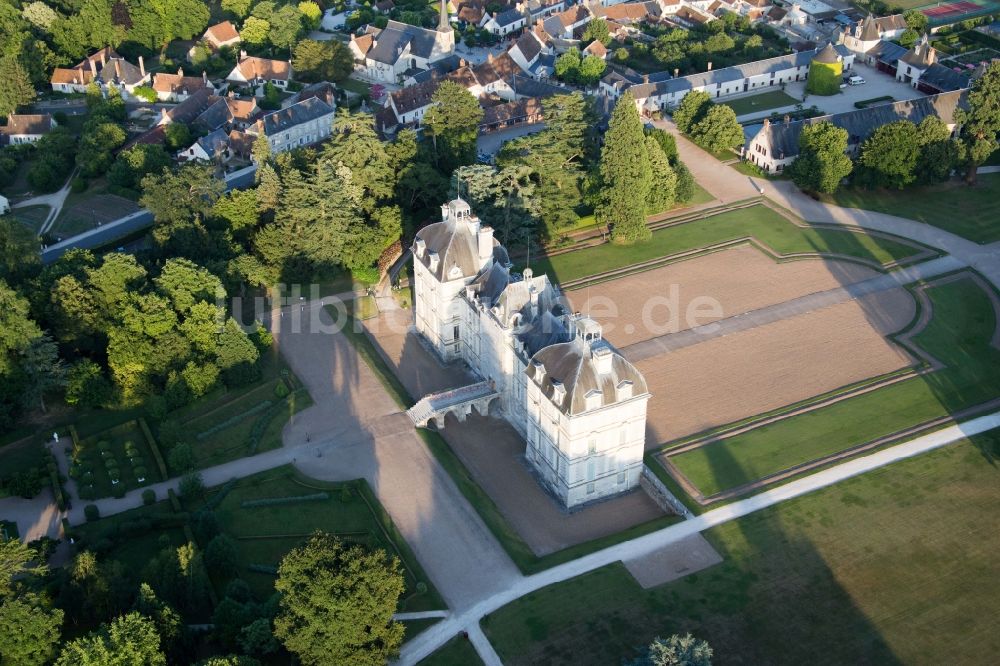 Luftaufnahme Cheverny - Die weiße Burganlage des Schloss Cheverny - Château de Cheverny in Cheverny in Centre-Val de Loire, Frankreich