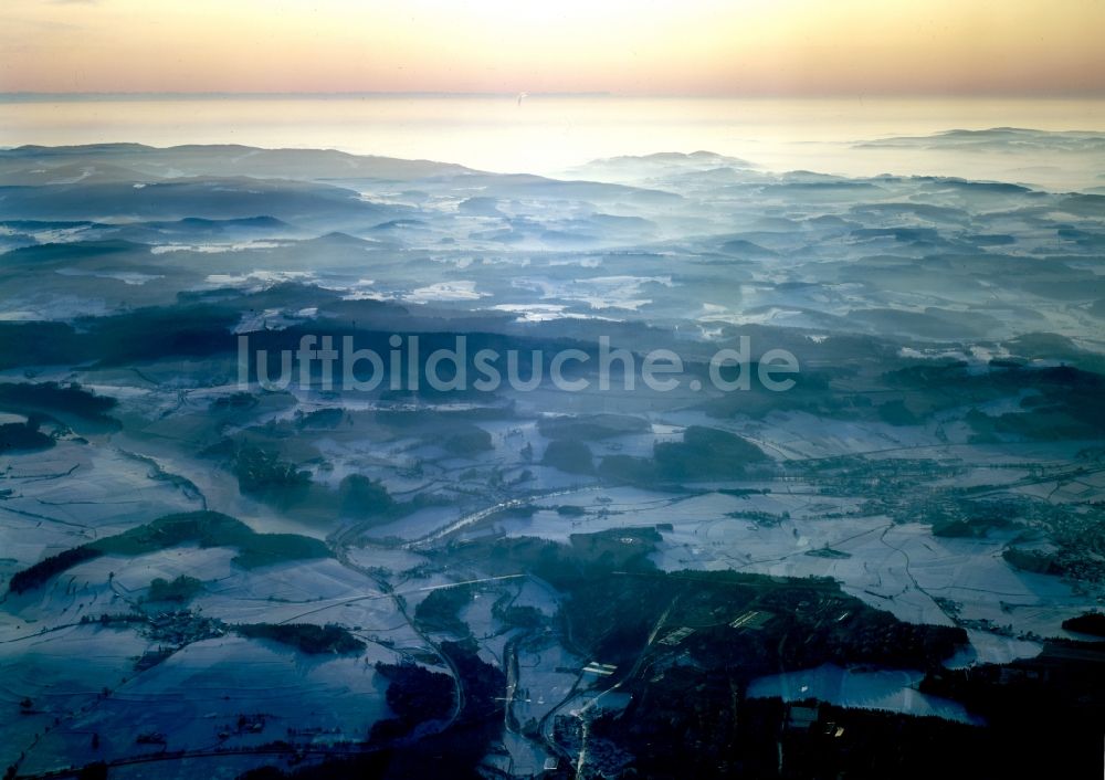 Rötz aus der Vogelperspektive: Die winterlich verschneite Landschaft des Oberpfälzer Waldes um Rötz im Bundesland Bayern