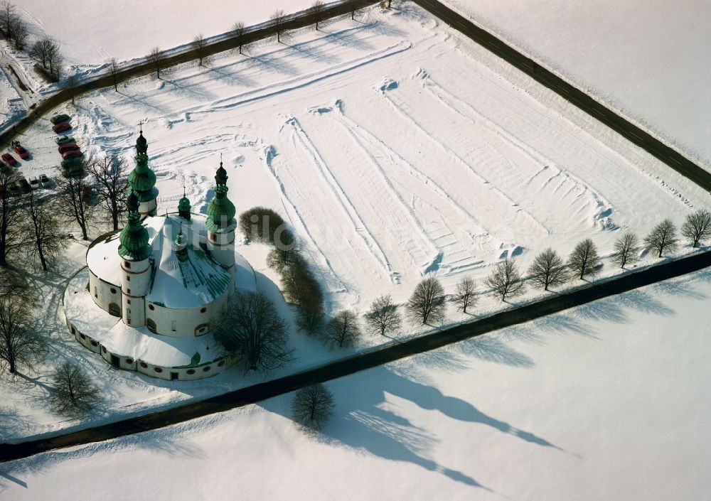 Waldsassen von oben - Die winterliche Dreifaltigkeitskirche Kappl bei Waldsassen im Bundesland Bayern