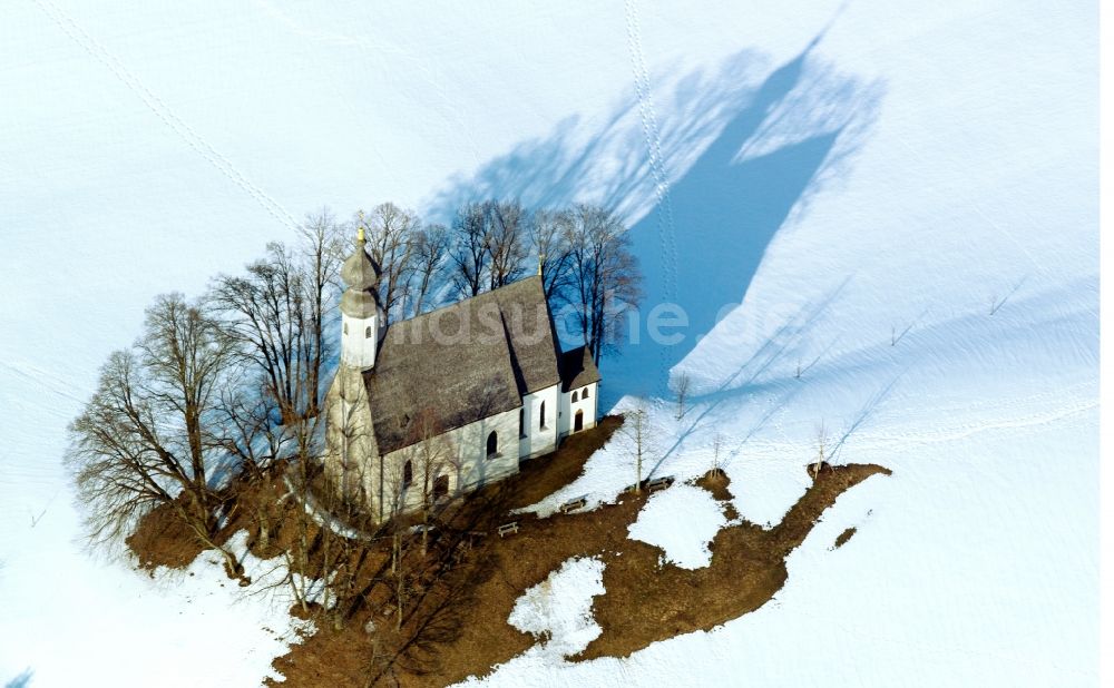 Luftbild Surberg - Die winterliche Kirche St. Vitus und Anna bei Surberg im Bundesland Bayern