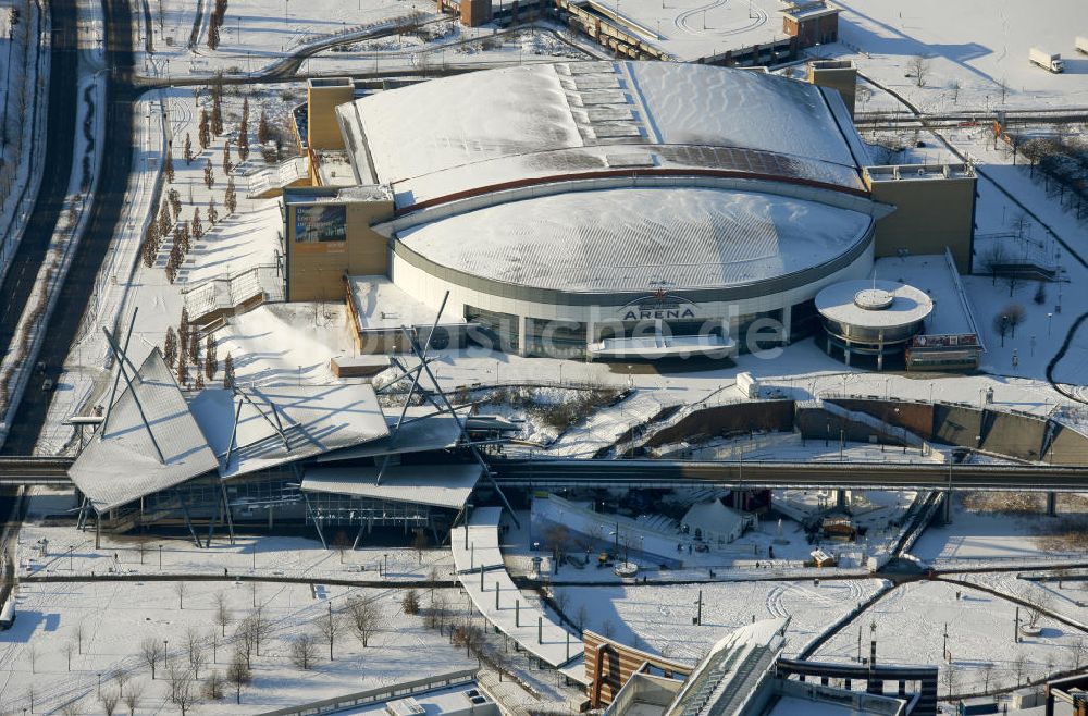 Oberhausen aus der Vogelperspektive: Die winterliche König-Pilsener-Arena in der Neuen Mitte Oberhausen in Nordrhein-Westfalen