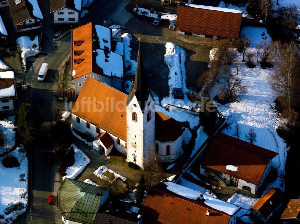 Amerang aus der Vogelperspektive: Die winterliche Pfarrkirche St. Rupert in Amerang im Bundesland Bayern