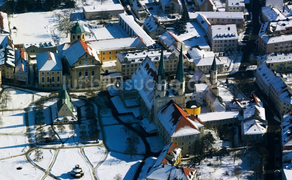 Altötting von oben - Die winterliche Stiftspfarrkirche St. Philipp und Jakob in Altötting im Bundesland Bayern