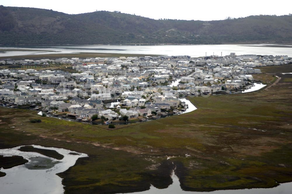 KNYSNA von oben - Die Wohnsiedlung Thesen Islands bei Knysna in Südafrika