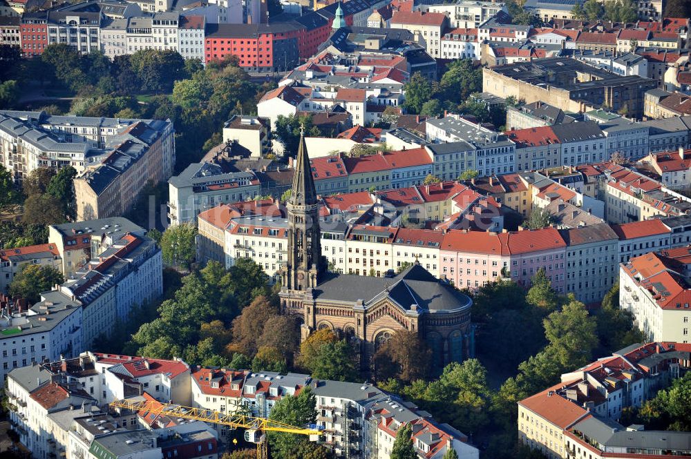 Luftaufnahme Berlin - Die Zionskirche an der Zionskirchstraße in Berlin-Mitte