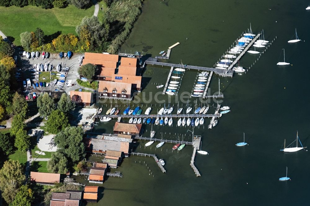 Luftaufnahme Dießen am Ammersee - Diessener-Segel-Club e.V und die Ammersee-Segelschule und Motorbootschule Stefan Marx mit Sportboot- Anlegestellen und Bootsliegeplätzen am Uferbereich in Dießen am Ammersee im Bundesland Bayern, Deutschland