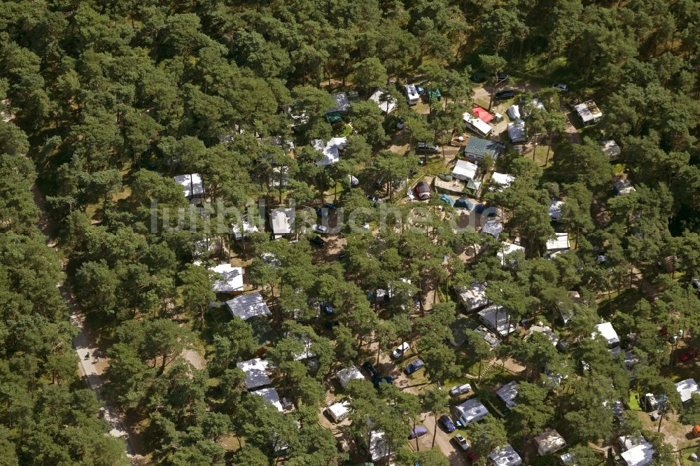 Luftaufnahme Karlshagen - Dünencamp und Campingplatz in Strandnähe an einem Kiefernwald in Karlshagen, einem beliebten Ferien- und Urlaubsort an der Ostsee- Küste der Insel Usedom im Bundesland Mecklenburg-Vorpommern