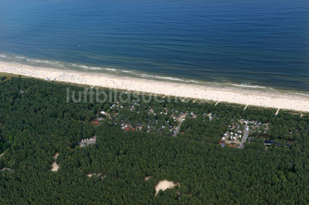 Luftbild Karlshagen - Dünencamp und Campingplatz in Strandnähe an einem Kiefernwald in Karlshagen, einem beliebten Ferien- und Urlaubsort an der Ostsee- Küste der Insel Usedom im Bundesland Mecklenburg-Vorpommern