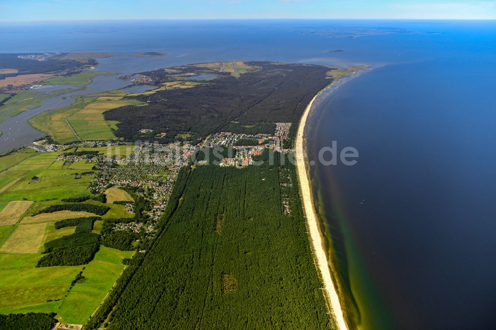 Luftbild Karlshagen - Dünencamp und Campingplatz in Strandnähe an einem Kiefernwald in Karlshagen, einem beliebten Ferien- und Urlaubsort an der Ostsee- Küste der Insel Usedom im Bundesland Mecklenburg-Vorpommern