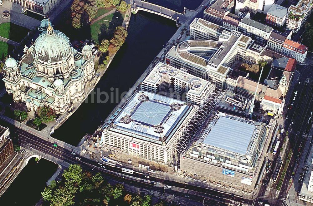 Luftbild Berlin - DOM Aquaree der DIFA Hamburg an der Museumsinsel an der Spree gegenüber dem Berliner Dom info@rezidorsas