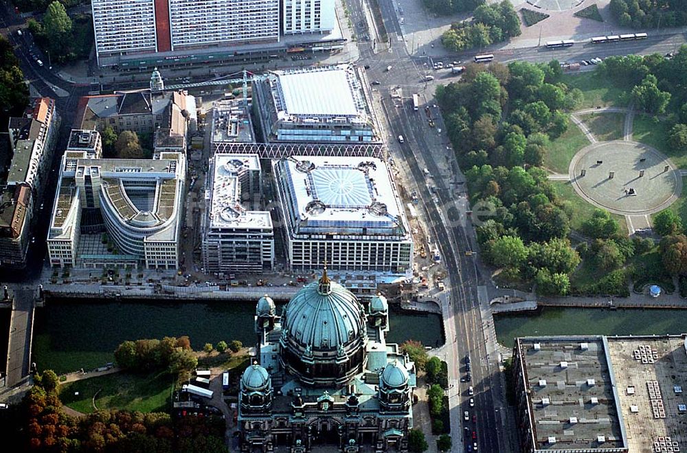 Luftaufnahme Berlin - DOM Aquaree der DIFA Hamburg an der Museumsinsel an der Spree gegenüber dem Berliner Dom info@rezidorsas