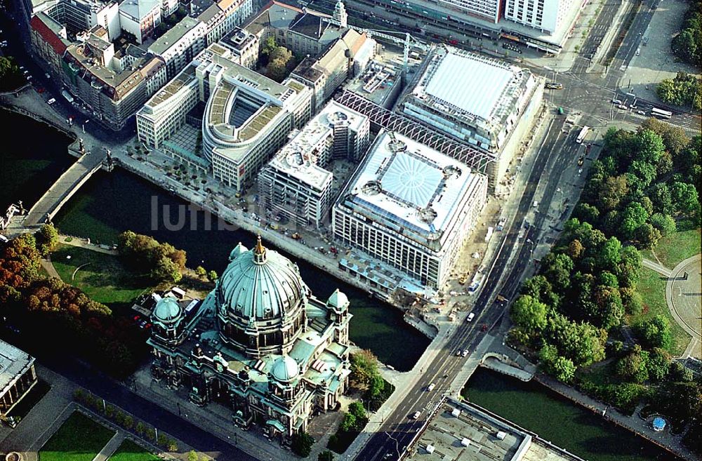 Berlin von oben - DOM Aquaree der DIFA Hamburg an der Museumsinsel an der Spree gegenüber dem Berliner Dom info@rezidorsas