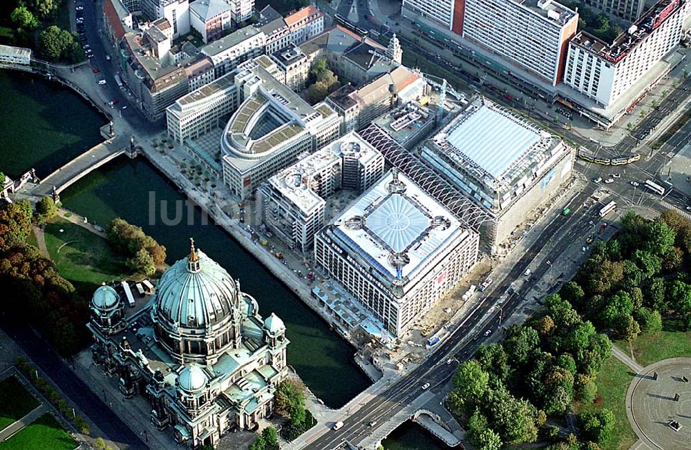 Berlin aus der Vogelperspektive: DOM Aquaree der DIFA Hamburg an der Museumsinsel an der Spree gegenüber dem Berliner Dom info@rezidorsas