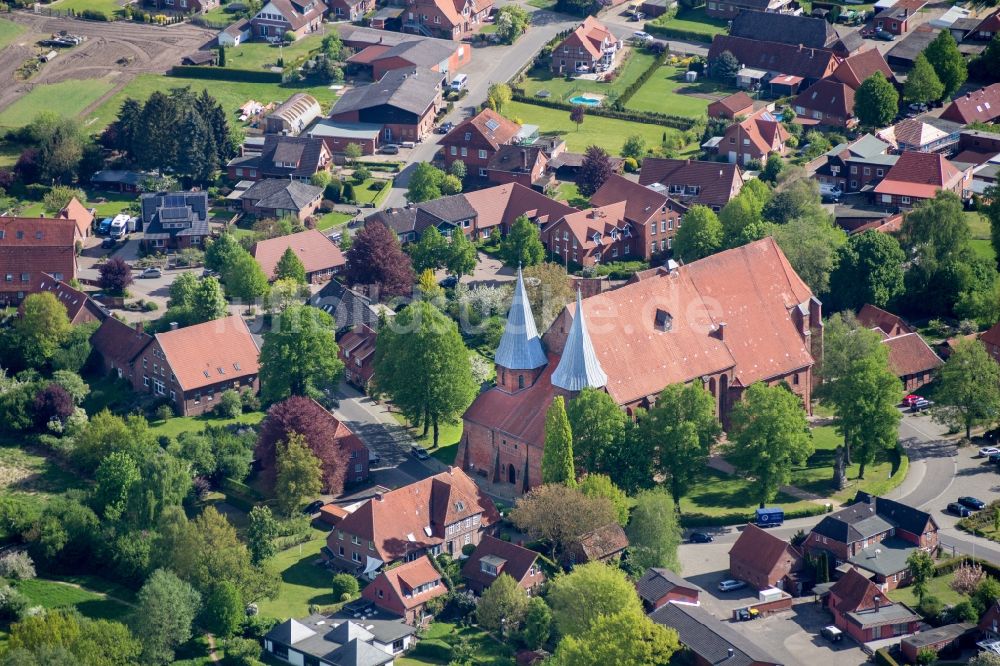 Bardowick aus der Vogelperspektive: Dom zu Bardowick St. Peter und Paul in Bardowick im Bundesland Niedersachsen