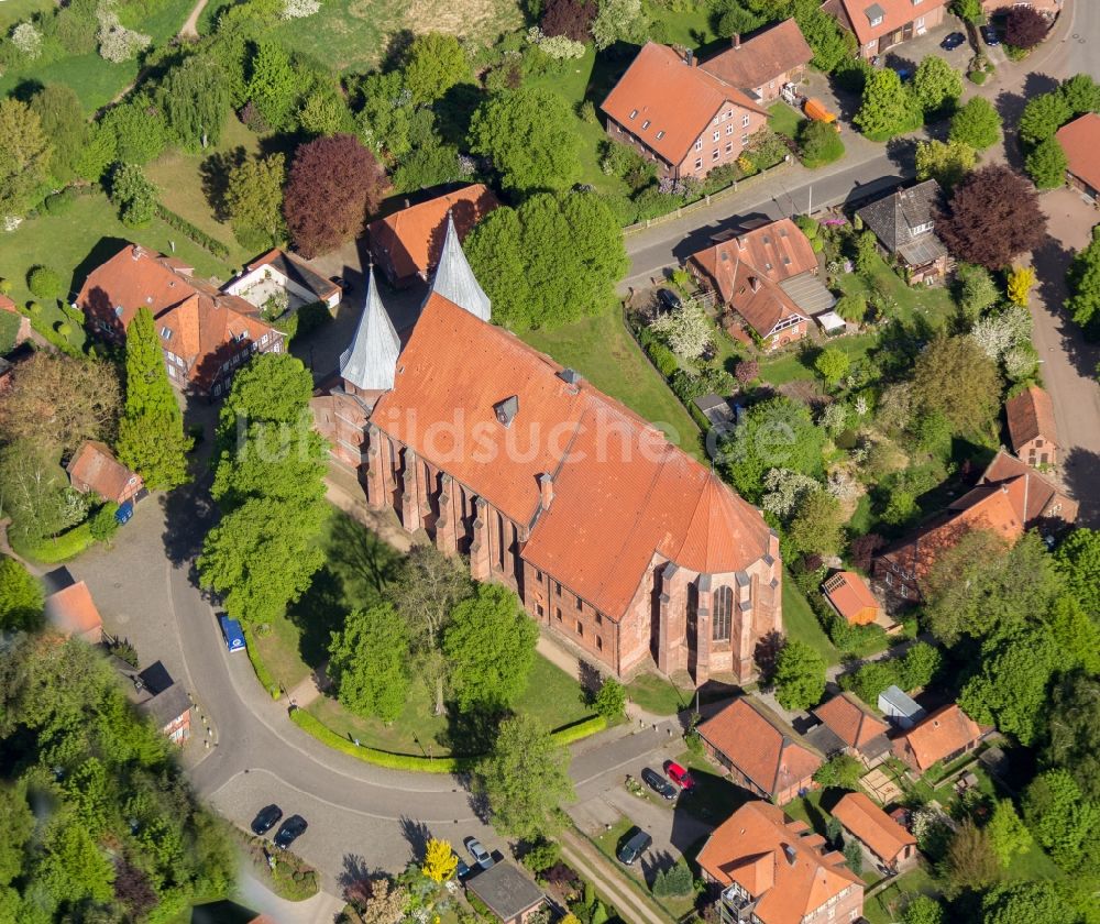 Luftaufnahme Bardowick - Dom zu Bardowick St. Peter und Paul in Bardowick im Bundesland Niedersachsen