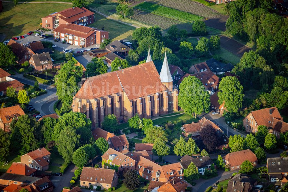 Bardowick von oben - Dom zu Bardowick St. Peter und Paul in Bardowick im Bundesland Niedersachsen